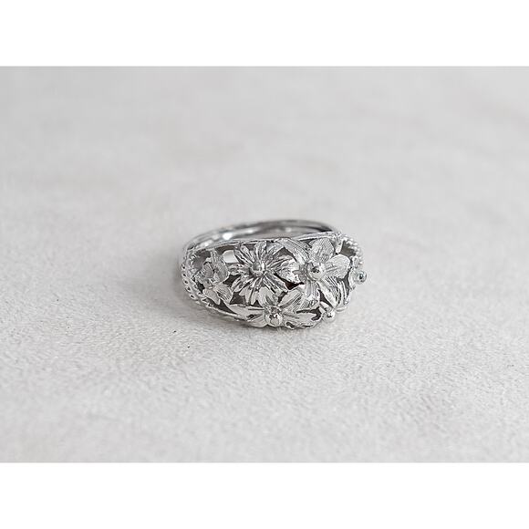 Vintage Crown Trifari Cluster Flower Ring Silver Tone Brushed Adjustable - Picture 1 of 4